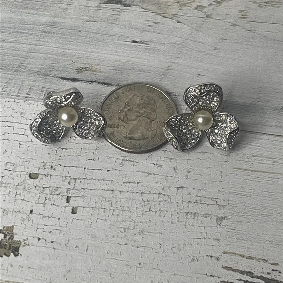 Vintage CIRO Crystal Flower Stud Earrings with Pearl Center. - Picture 6 of 7